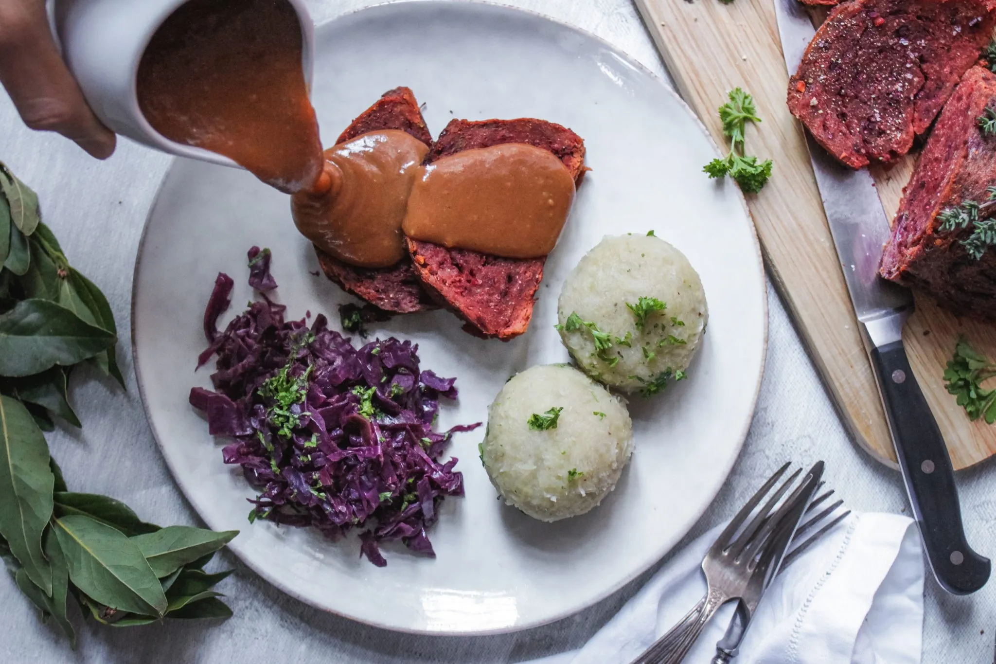 Festlich angerichteter veganer Weihnachtsbraten, bereit zum Servieren