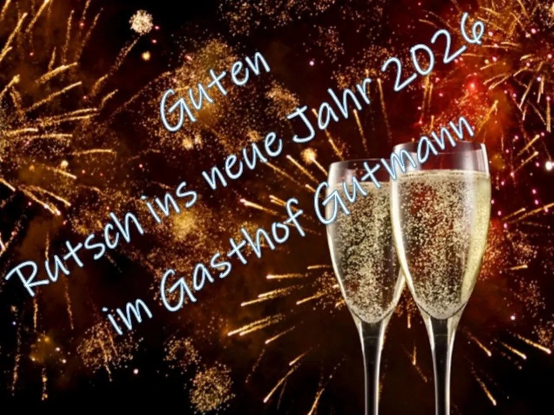 Festliches Feuerwerk über einem Hotel mit Blick auf eine winterliche Landschaft