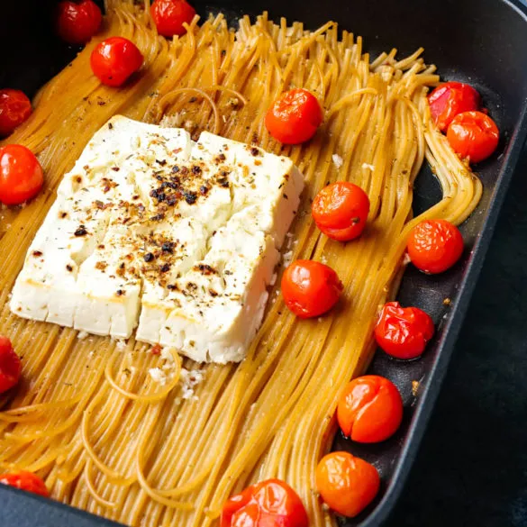 Feta Pasta mit Tomaten und Gewürzen in der schwarzen Auflaufform.