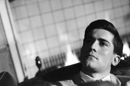 Filmstill zu „Die Abenteuer des Werner Holt“: Werner Holt mit nachdenklichem Blick