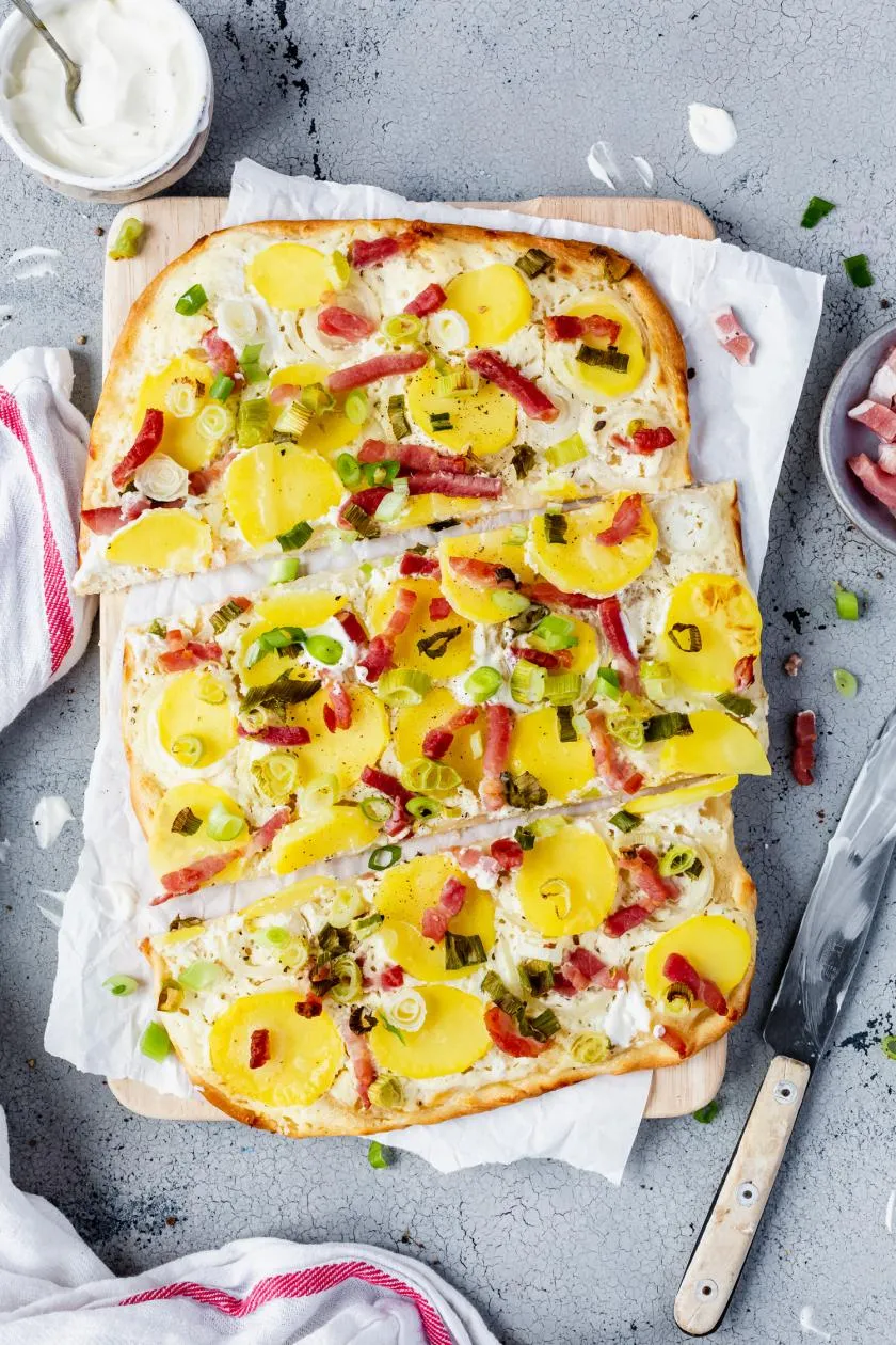 Flammkuchen mit Kartoffeln, Speck und Frühlingszwiebeln