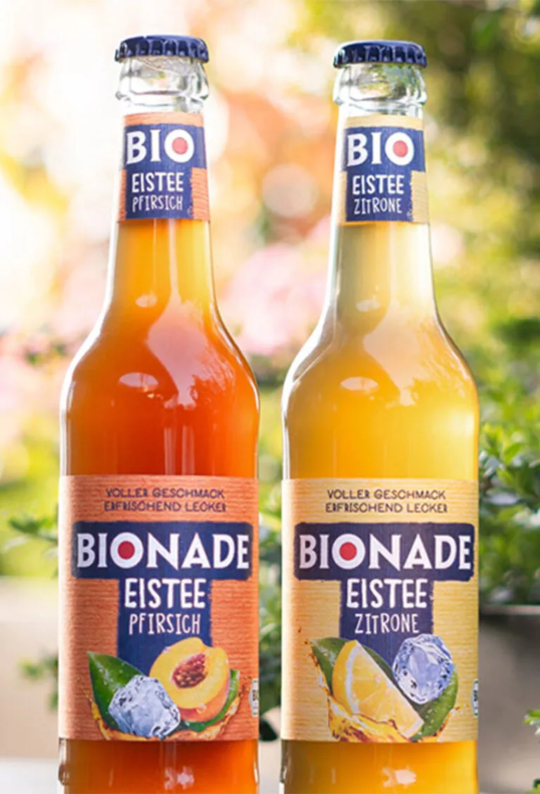 Flaschen von Bionade Eistee mit verschiedenen Geschmacksrichtungen in einer Reihe