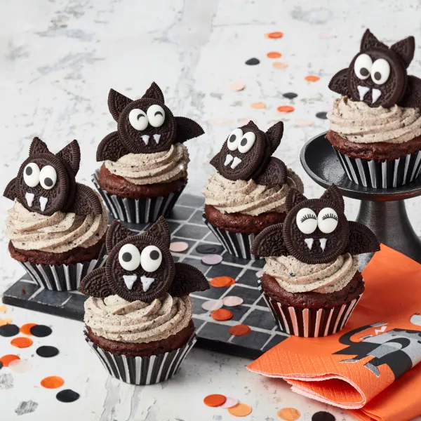 Fledermaus-Cupcakes mit dunklem Teig und lila Frosting