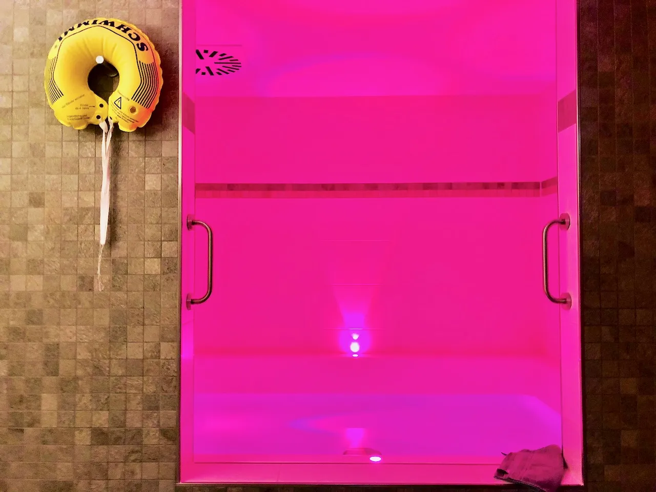 Floating in Sole-Wasser in der Jod Sole Therme Bad Bevensen