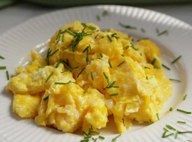 Fluffiges Rührei mit frischen Kräutern für ein gesundes Frühstück