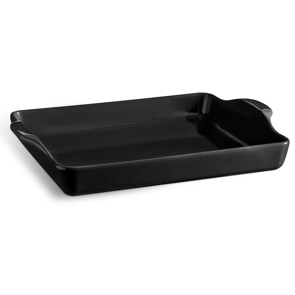 Focaccia-Brot backt in einer speziellen rechteckigen Keramikform