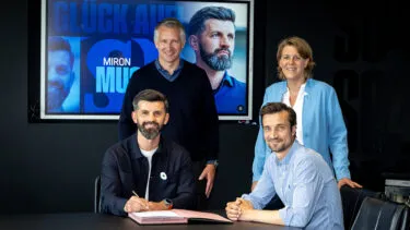 Frank Baumann und Youri Mulder begrüßen Miron Muslic auf Schalke.
