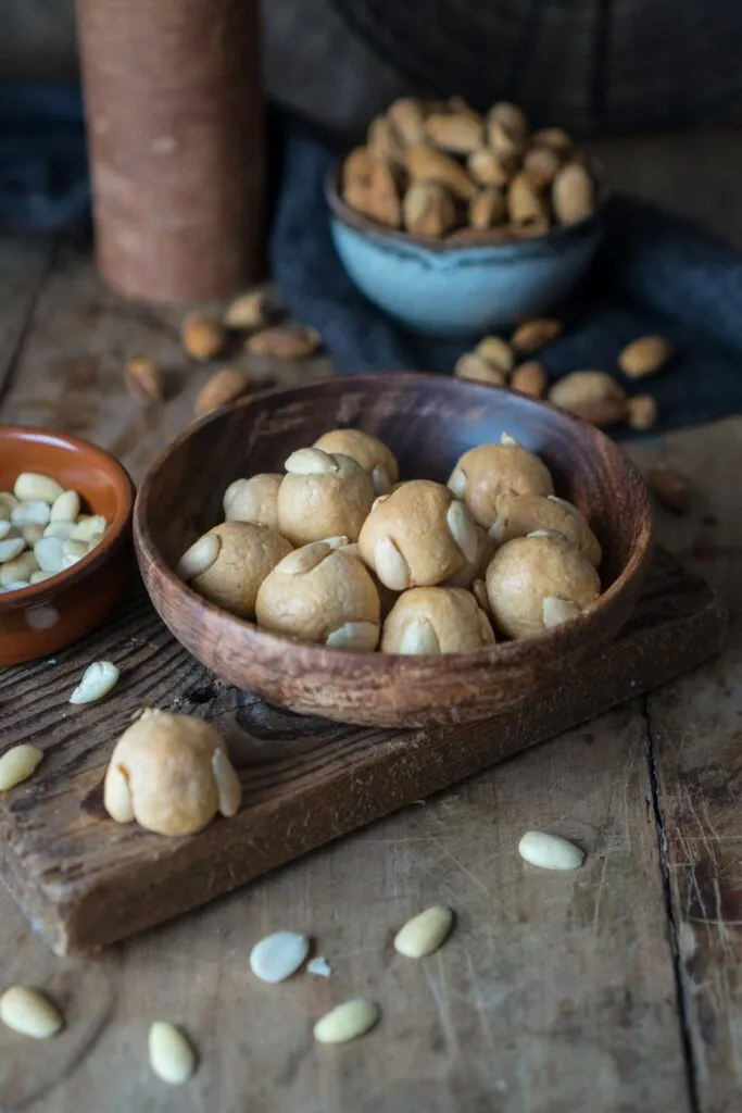 Frankfurter Bethmännchen als traditionelle Weihnachtsplätzchen