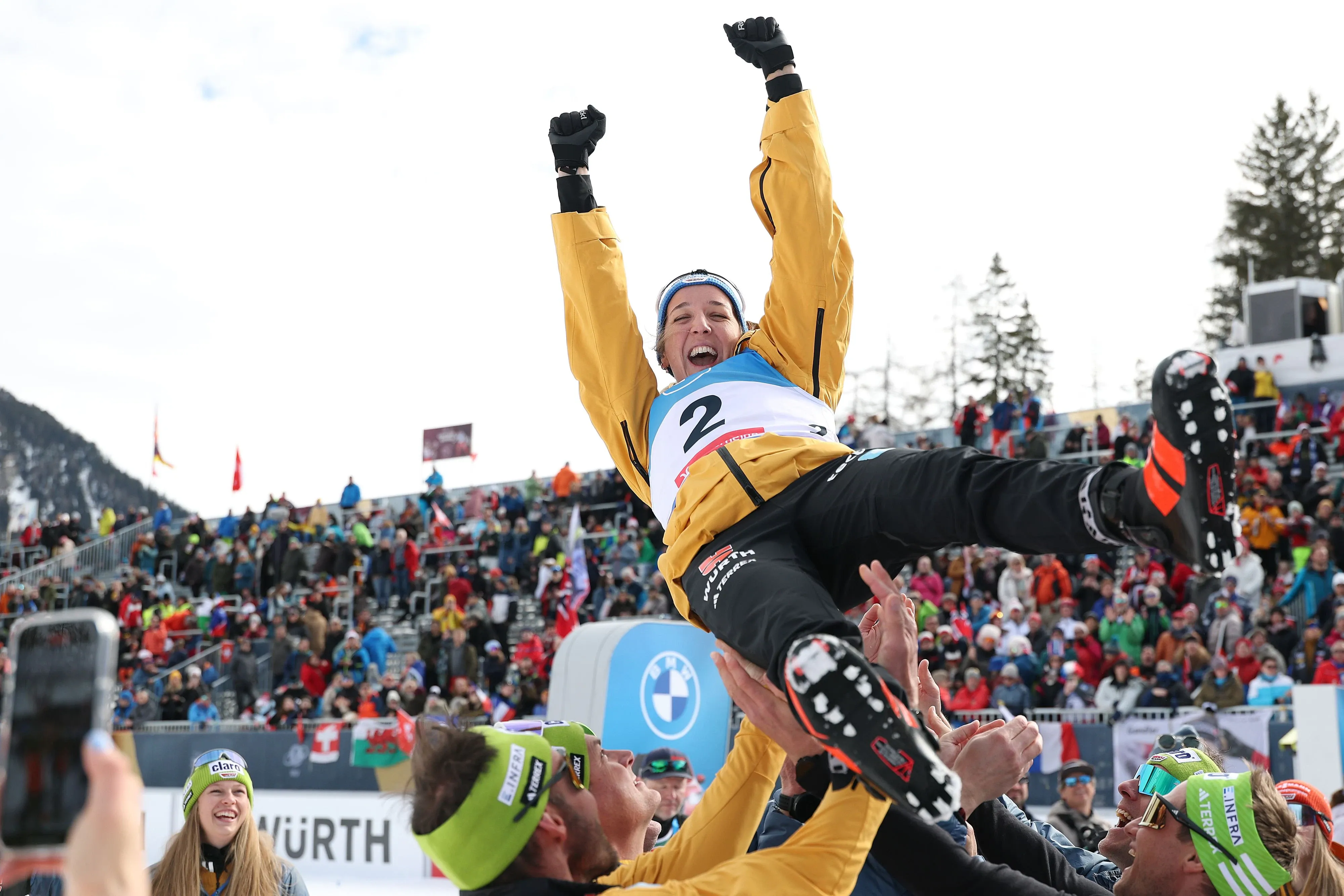 Franziska Preuß jubelt nach einem erfolgreichen Schießen am Schießstand