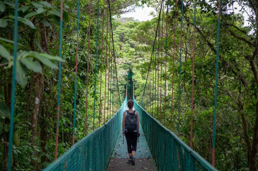 Frau auf Brücke im Dschungel von Costa Rica