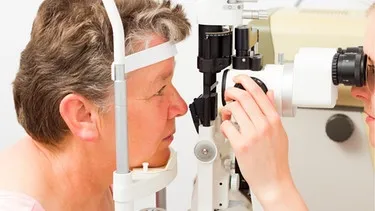Frau bei Augenuntersuchung beim Augenarzt