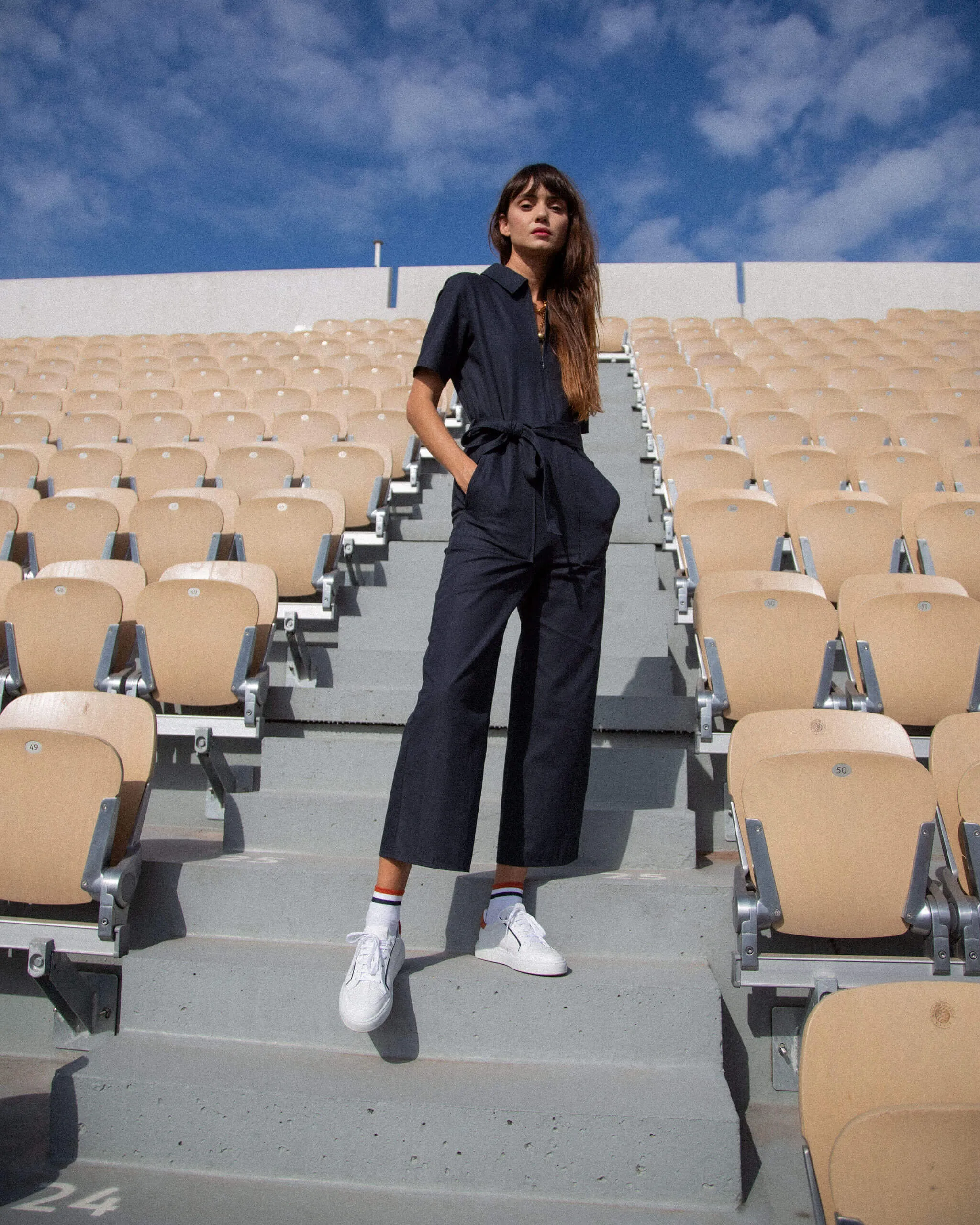 Frau trägt weiße J.M. Weston x Roland-Garros Sneaker im Casual-Look