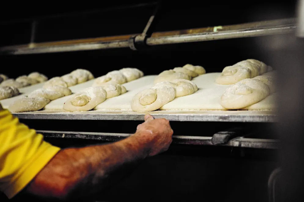 Fredy Hiestand mit seinen Backwaren.