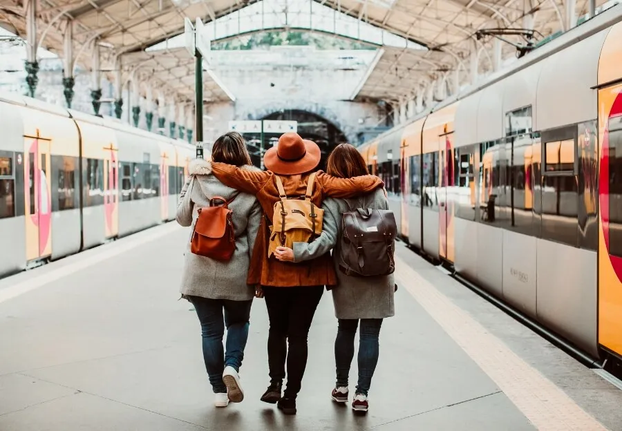 Freunde reisen mit dem Zug im November