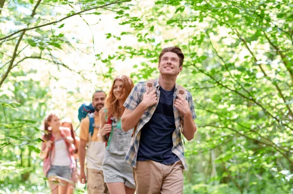 Freundesgruppe wandert durch eine alpine Landschaft