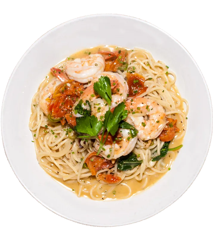 Frisch aus dem Holzofen kommende Margherita-Pizza mit Basilikumblättern