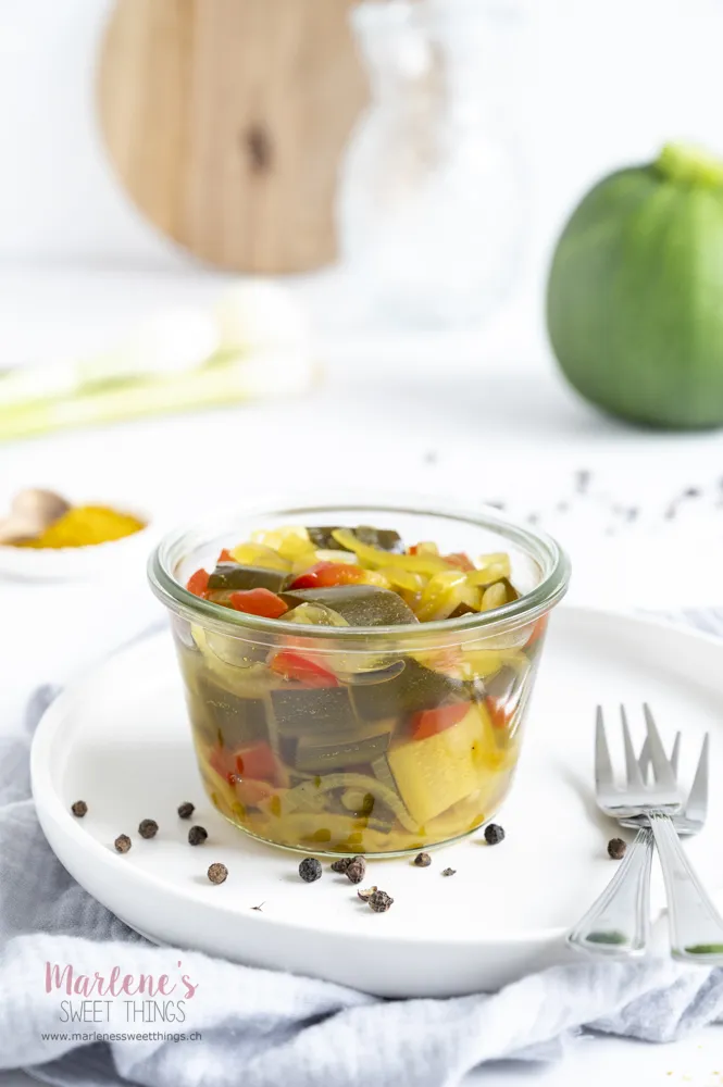 Frisch eingelegte Zucchetti in einem Glas, bereit zum Lagern