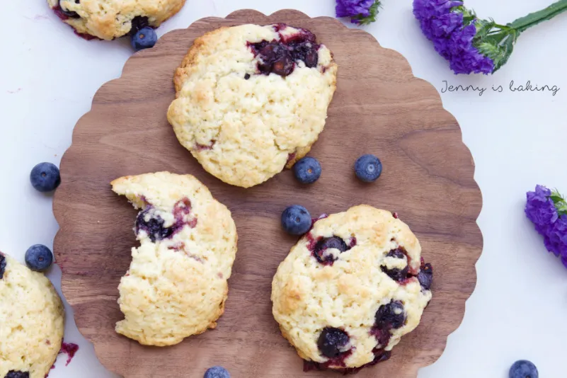 Frisch gebackene Blaubeermuffin-Kekse auf einem Backblech, bereit zum Genießen