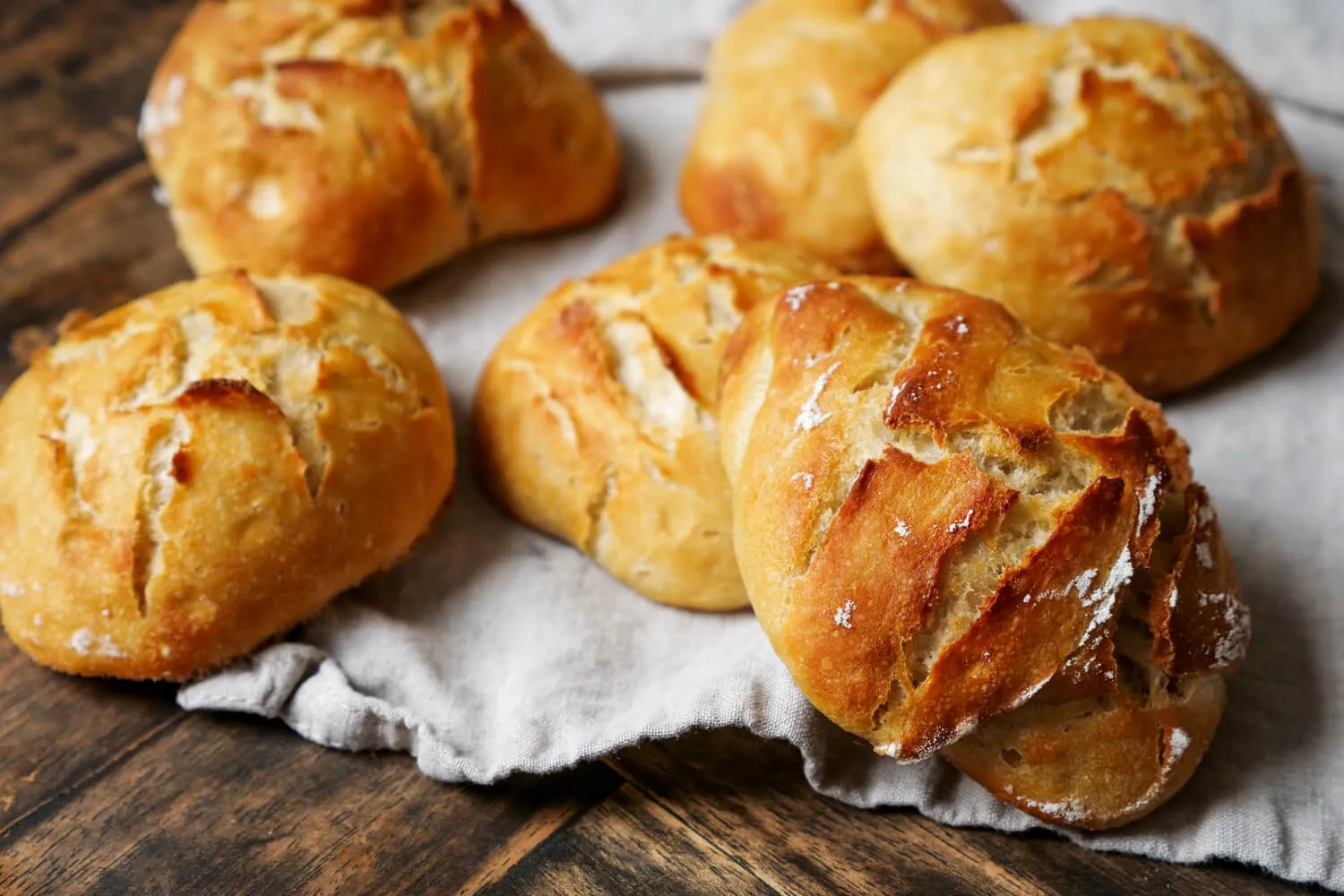 Frisch gebackene Brötchen auf einem Gitterrost, bereit zum Genießen