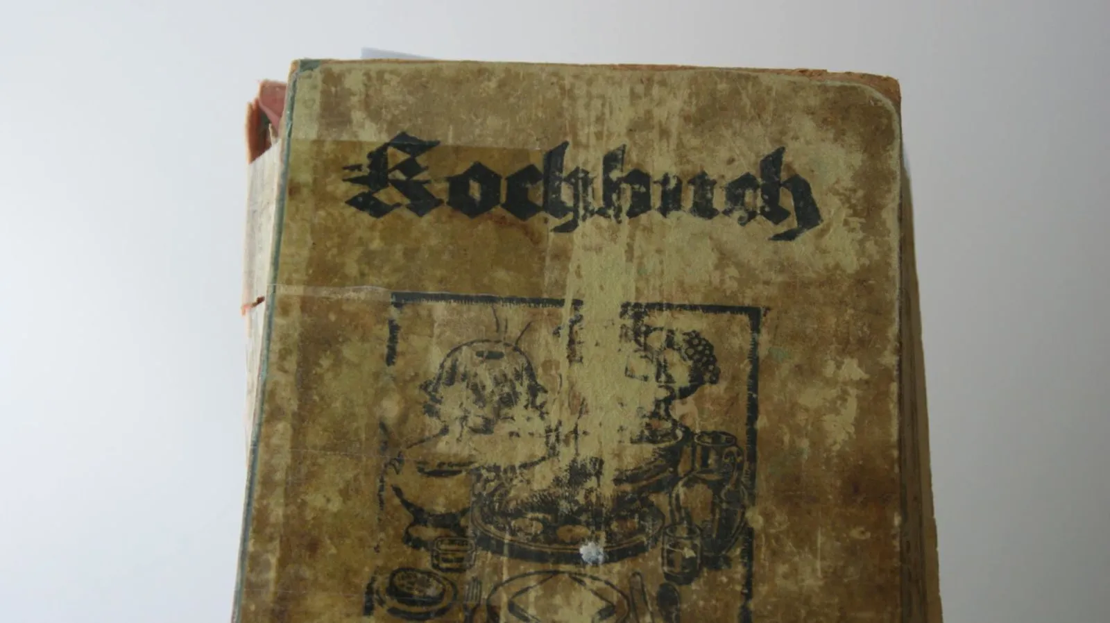 Frisch gebackene Buchteln, bestreut mit Puderzucker und serviert.