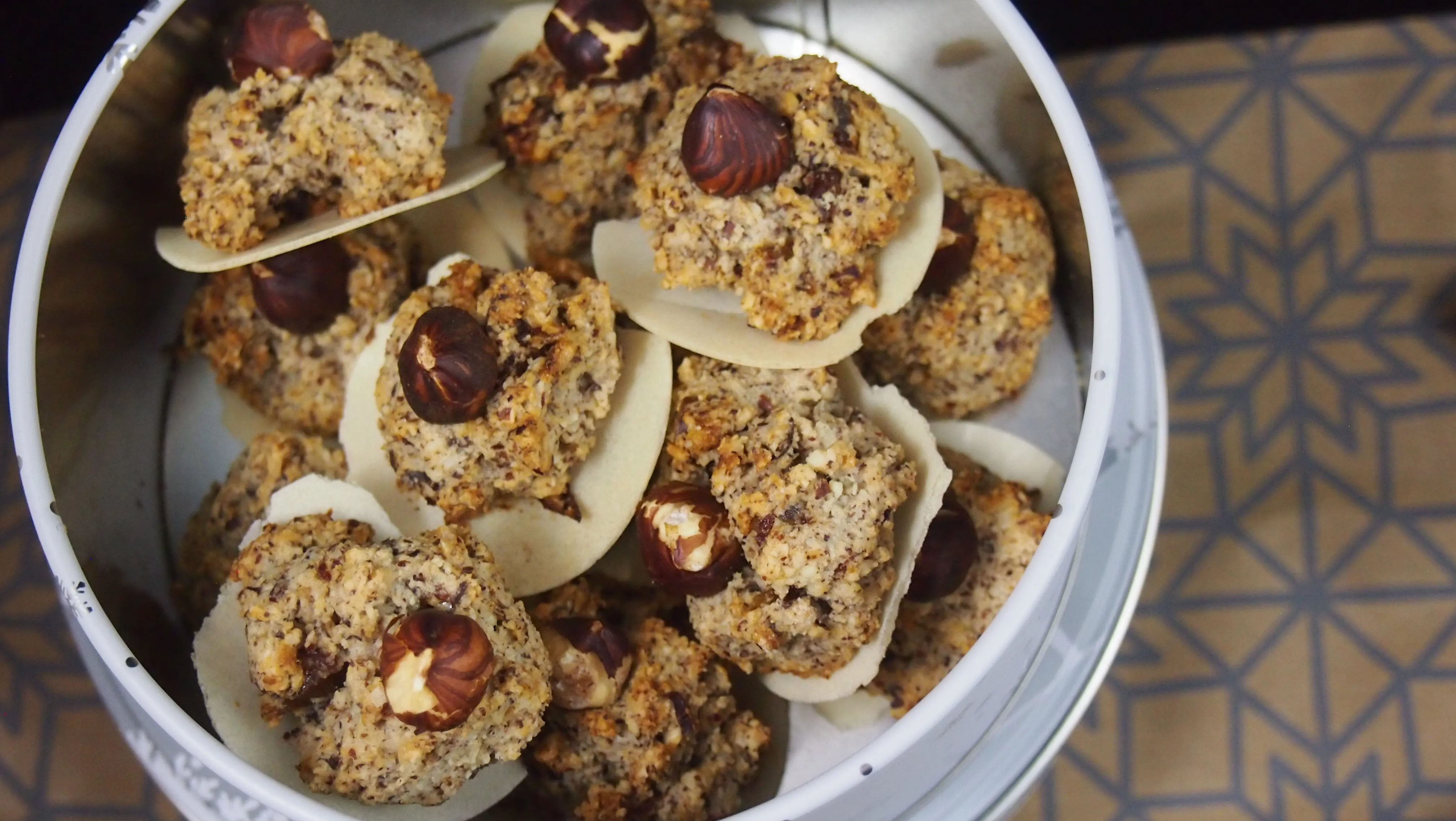 Frisch gebackene, einfache Haselnussmakronen ohne raffinierten Zucker, außen knusprig, innen weich.