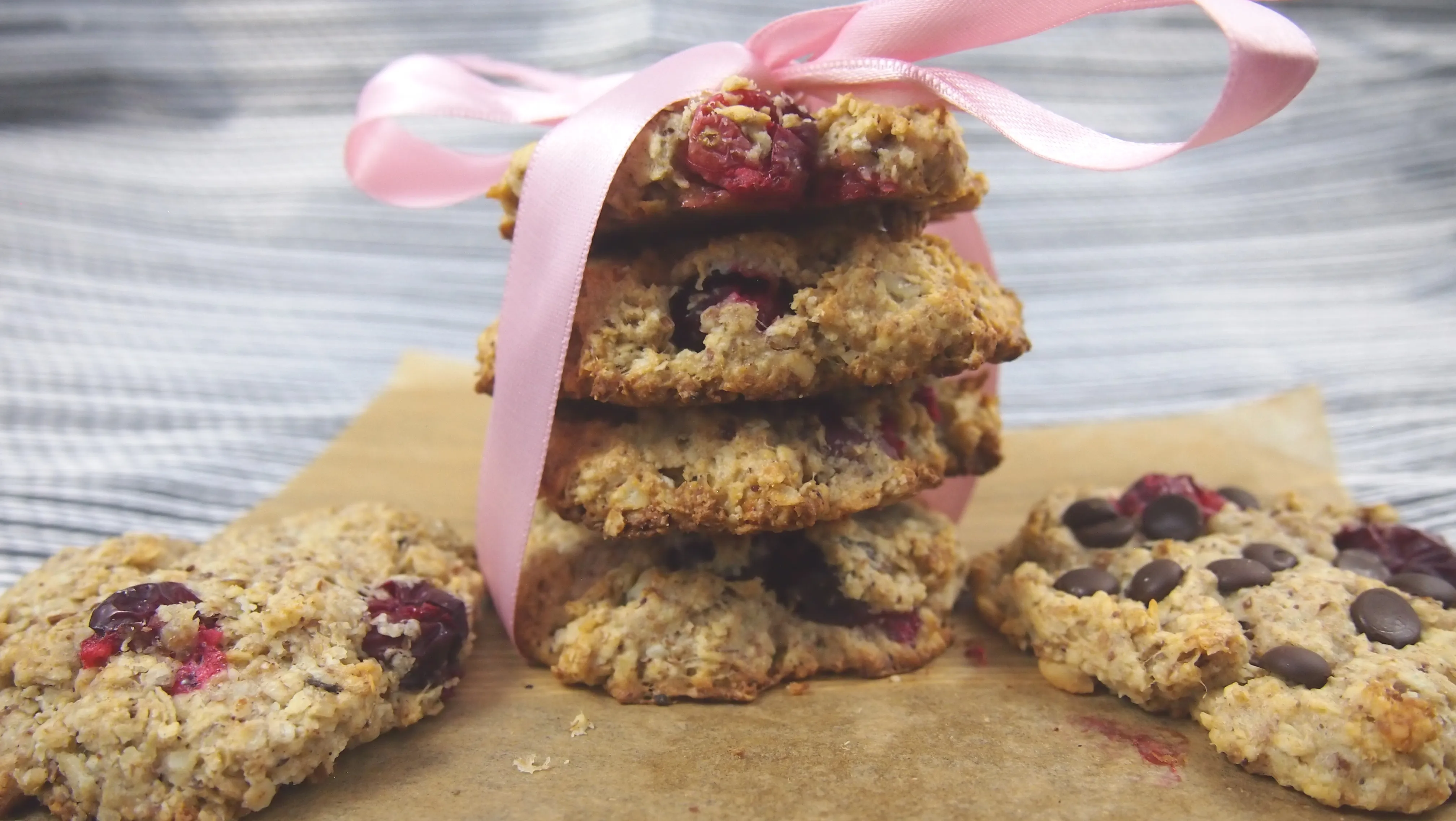 Frisch gebackene, gesunde Cranberry Macadamia Cookies ohne Zucker, mit getrockneten Cranberries und Macadamianüssen.