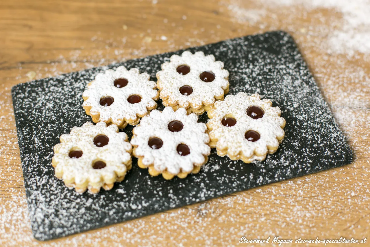 Frisch gebackene Linzer Augen mit Puderzucker bestäubt und mit Marmelade gefüllt