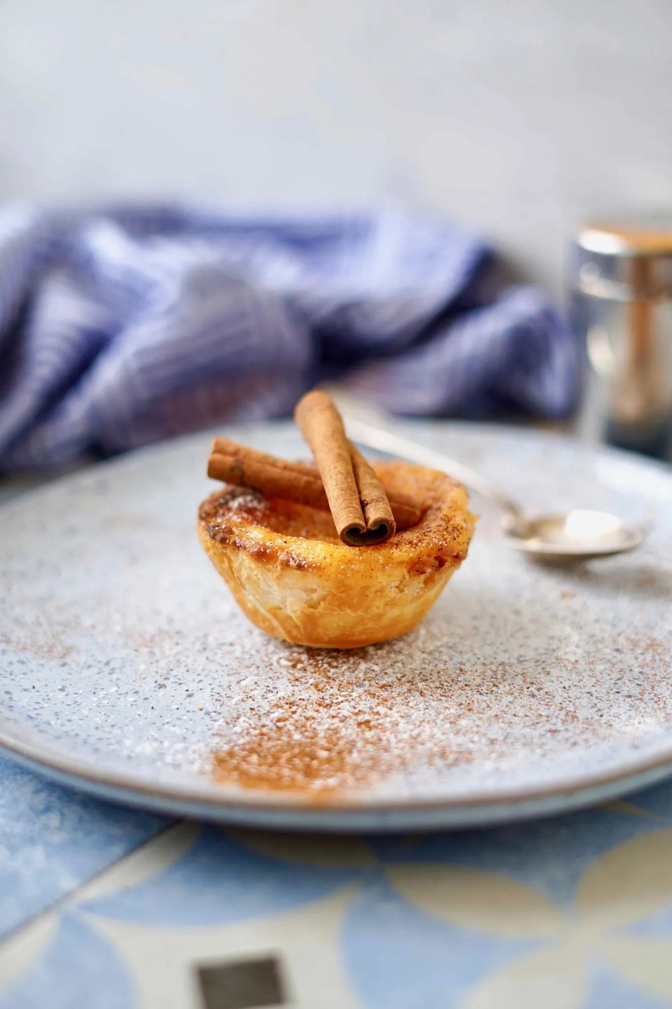Frisch gebackene Pastéis de Nata auf einem Teller