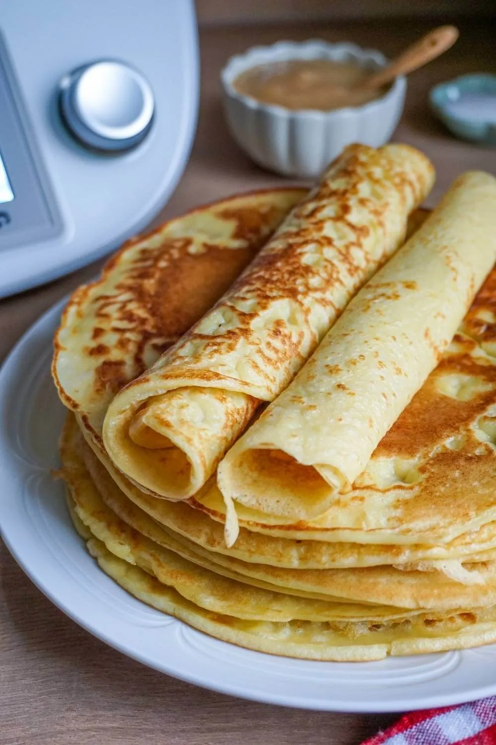 Frisch gebackene Pfannkuchen in einer heißen Pfanne
