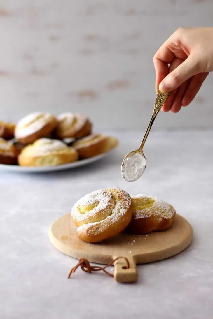 Frisch gebackene Puddingschnecken auf einem Backblech, bereit zum Abkühlen