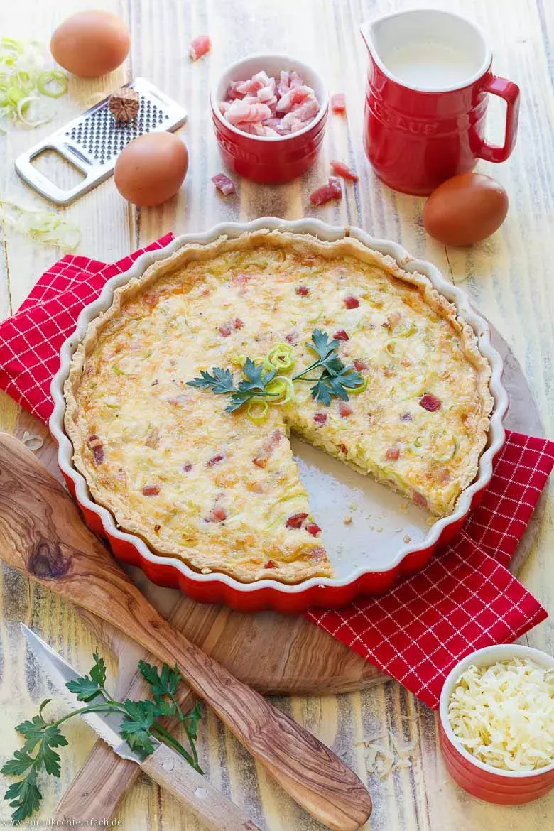 Frisch gebackene Quiche Lorraine, goldbraun und appetitlich aus der Form kommend
