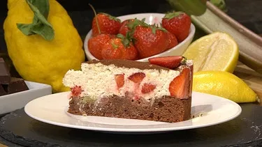 Frisch gebackene Rhabarber-Erdbeer-Sahnetorte, bereit zum Genießen