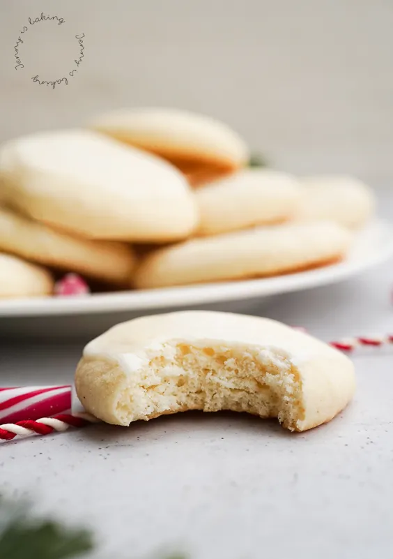 Frisch gebackene, runde Pfefferminz-Plätzchen liegen auf einem Küchentuch und kühlen ab, im Hintergrund sind weitere Plätzchen auf einem Backrost zu sehen.