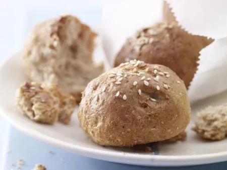 Frisch gebackene Vollkornbrötchen mit Sesamkörnern als gesunde Frühstücksoption