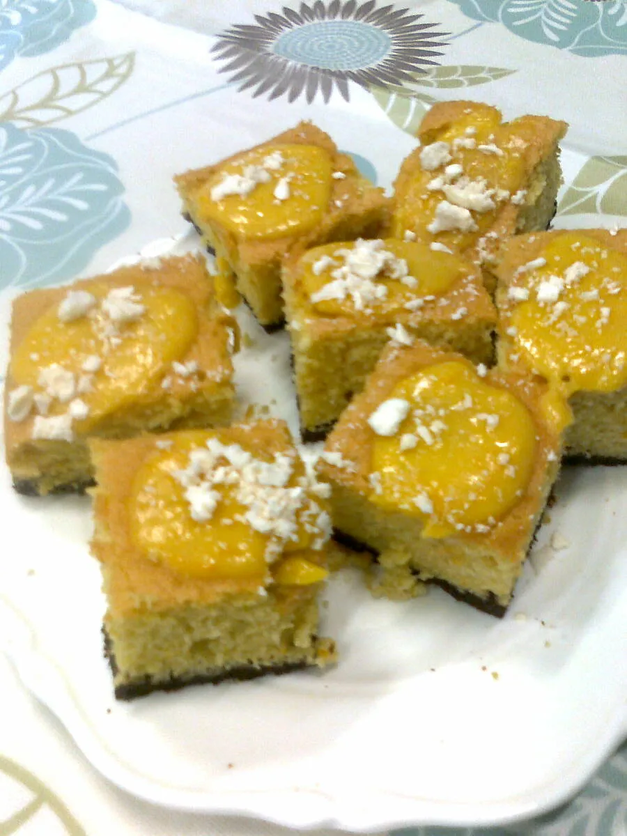 Frisch gebackener glutenfreier Biskuitkuchen, der als Basis für Löffelbiskuits dienen könnte