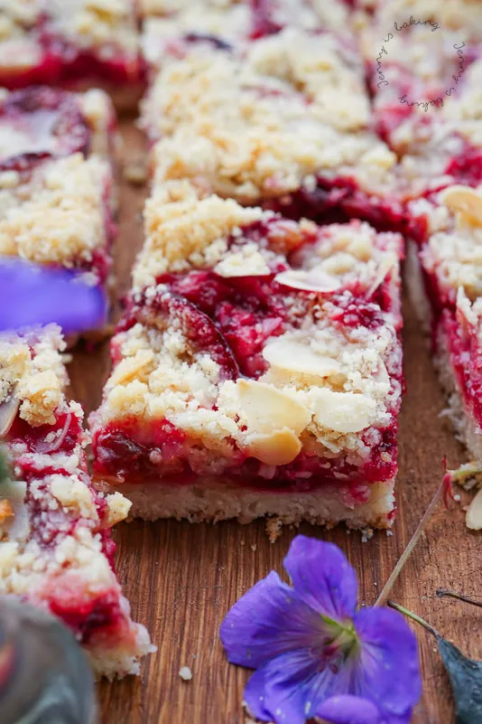 Frisch gebackener Pflaumenkuchen mit knusprigen Streuseln und Mandeln