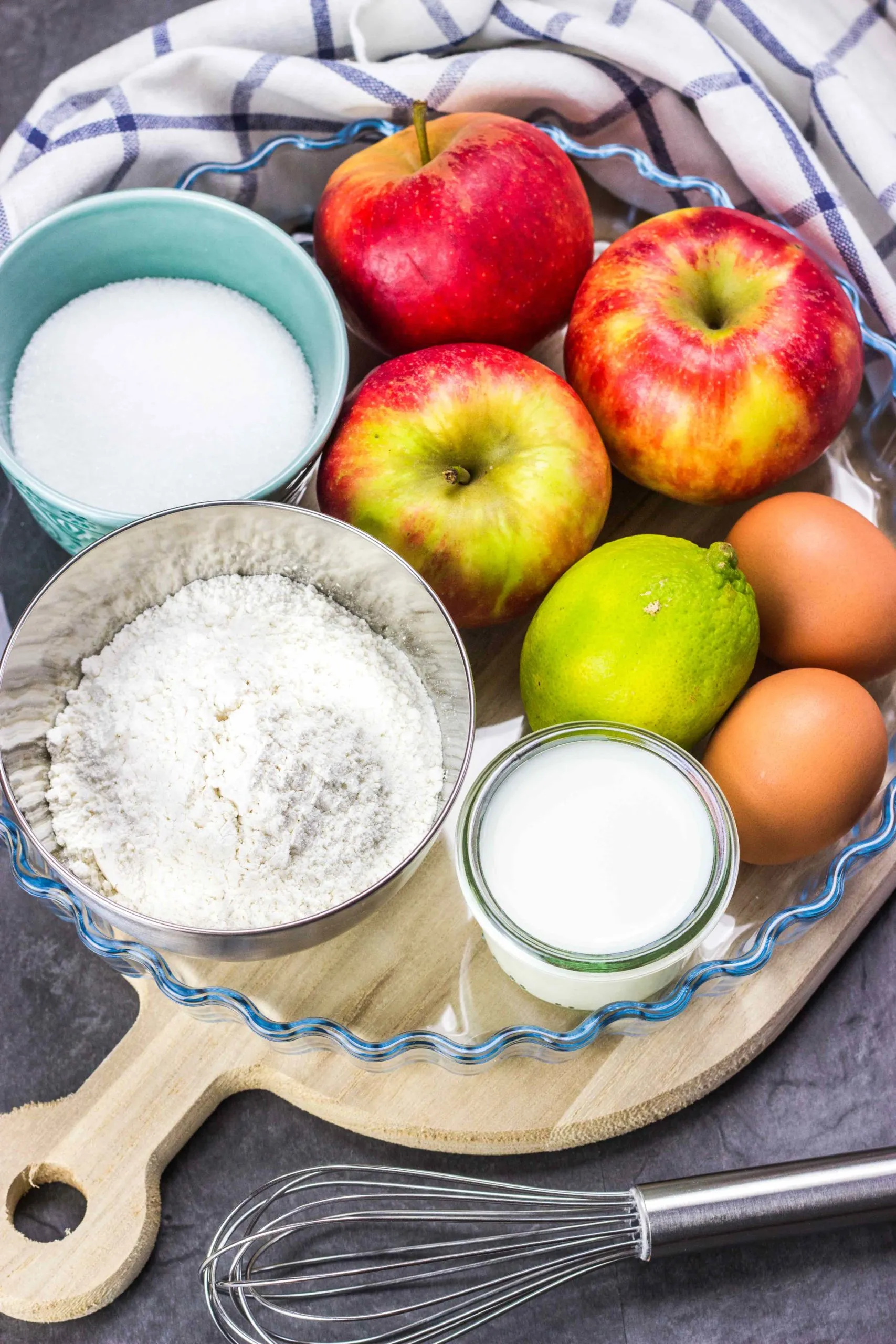 Frisch gebackener, saftiger Apfelkuchen, kalorienarm und ideal für den gesunden Genuss.