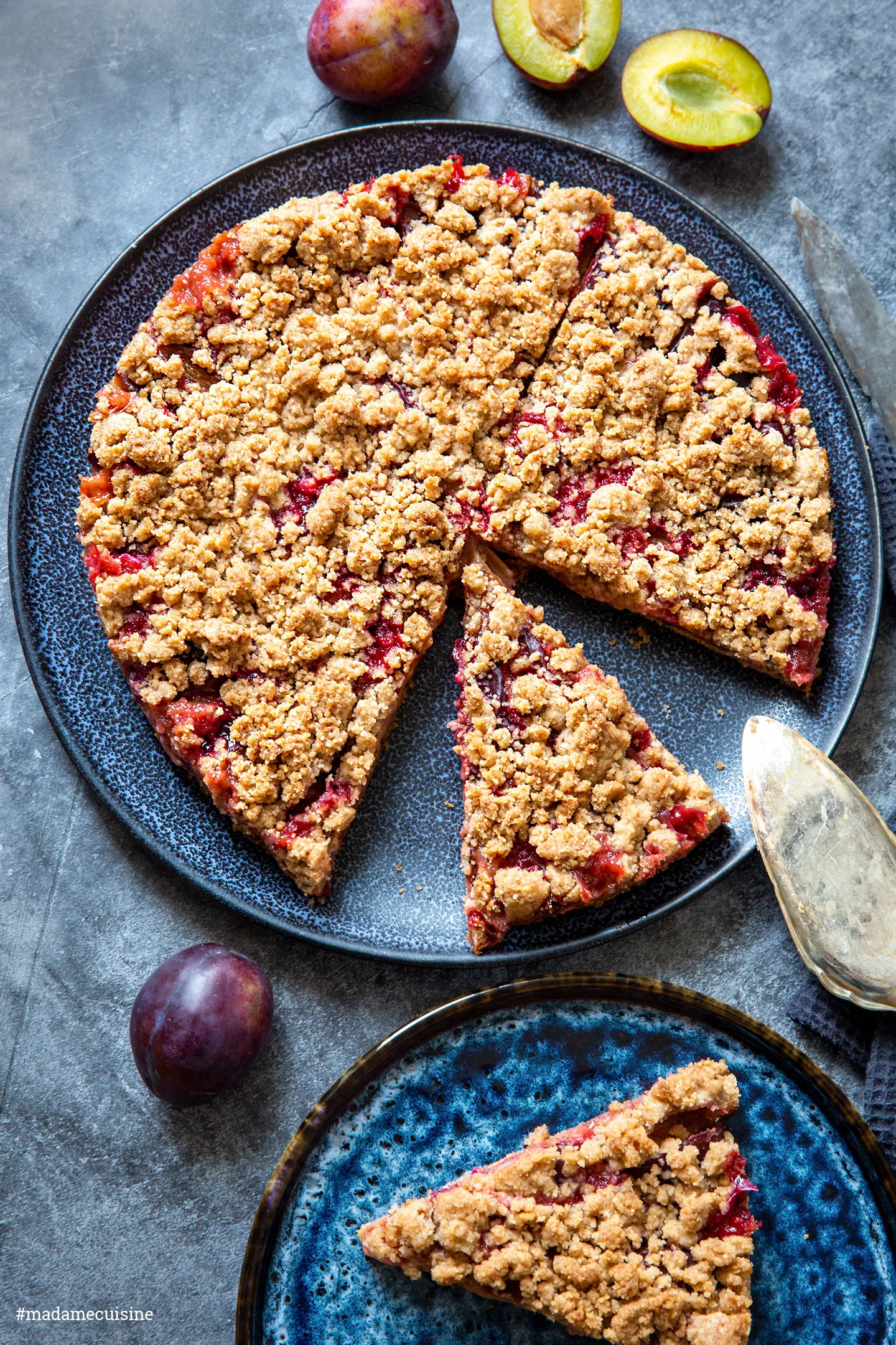 Frisch gebackener Zwetschgenkuchen mit Streuseln, präsentiert in einer gemütlichen häuslichen Umgebung.