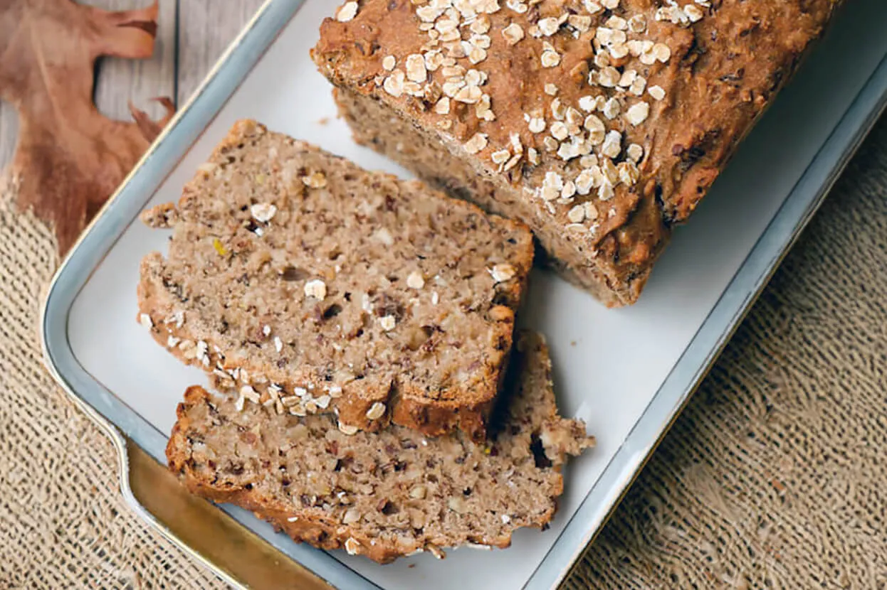 Frisch gebackenes Dinkel-Vollkornbrot, angeschnitten und bereit zum Genuss.