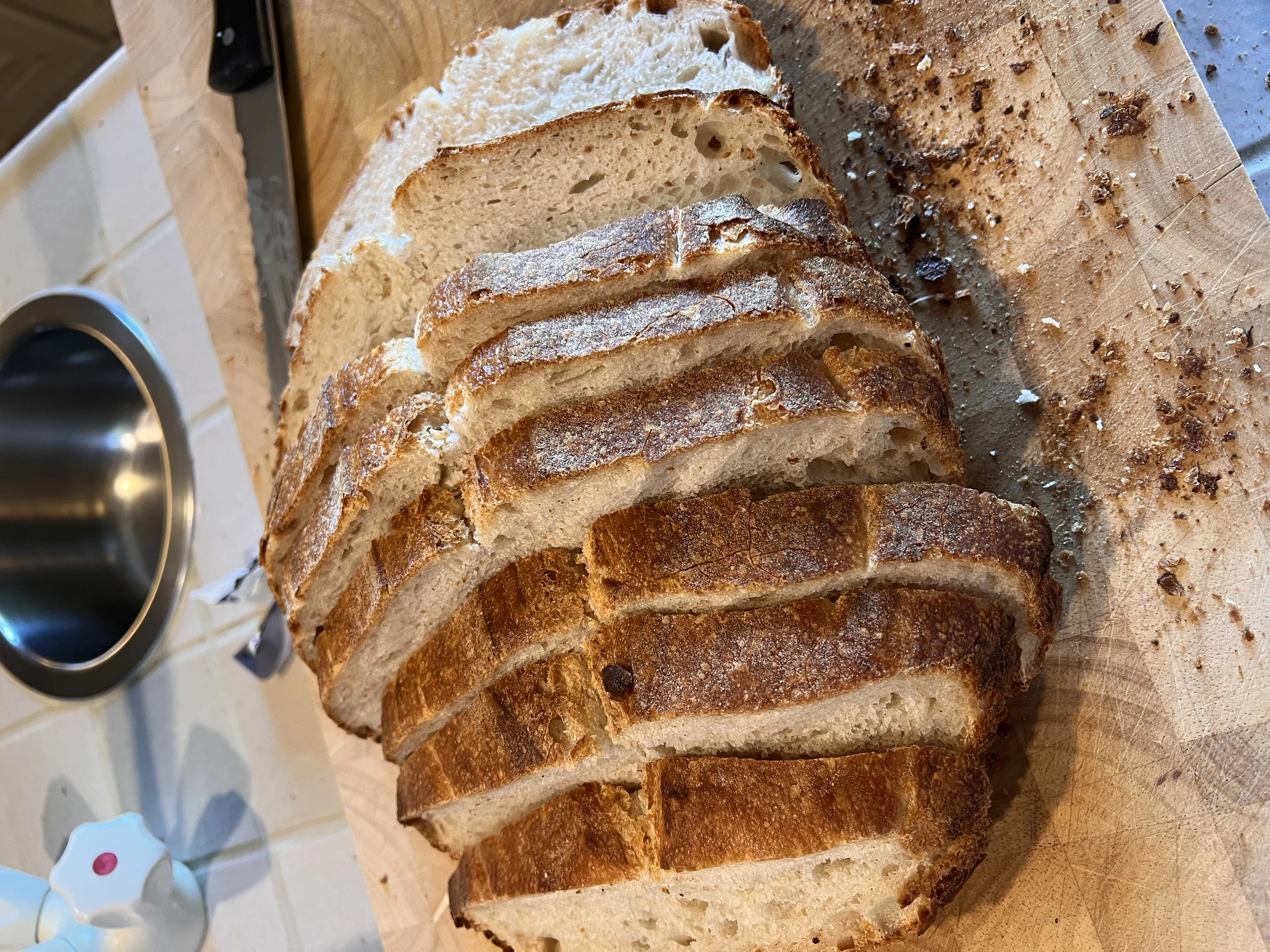 Frisch gebackenes, knuspriges Brot mit goldbrauner Kruste aus einem Backofen