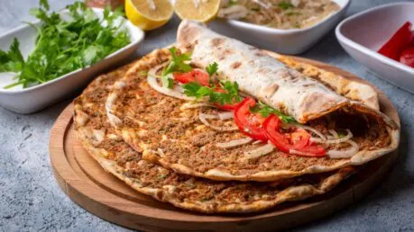Frisch gebackenes Lahmacun mit der typischen Hackfleischauflage
