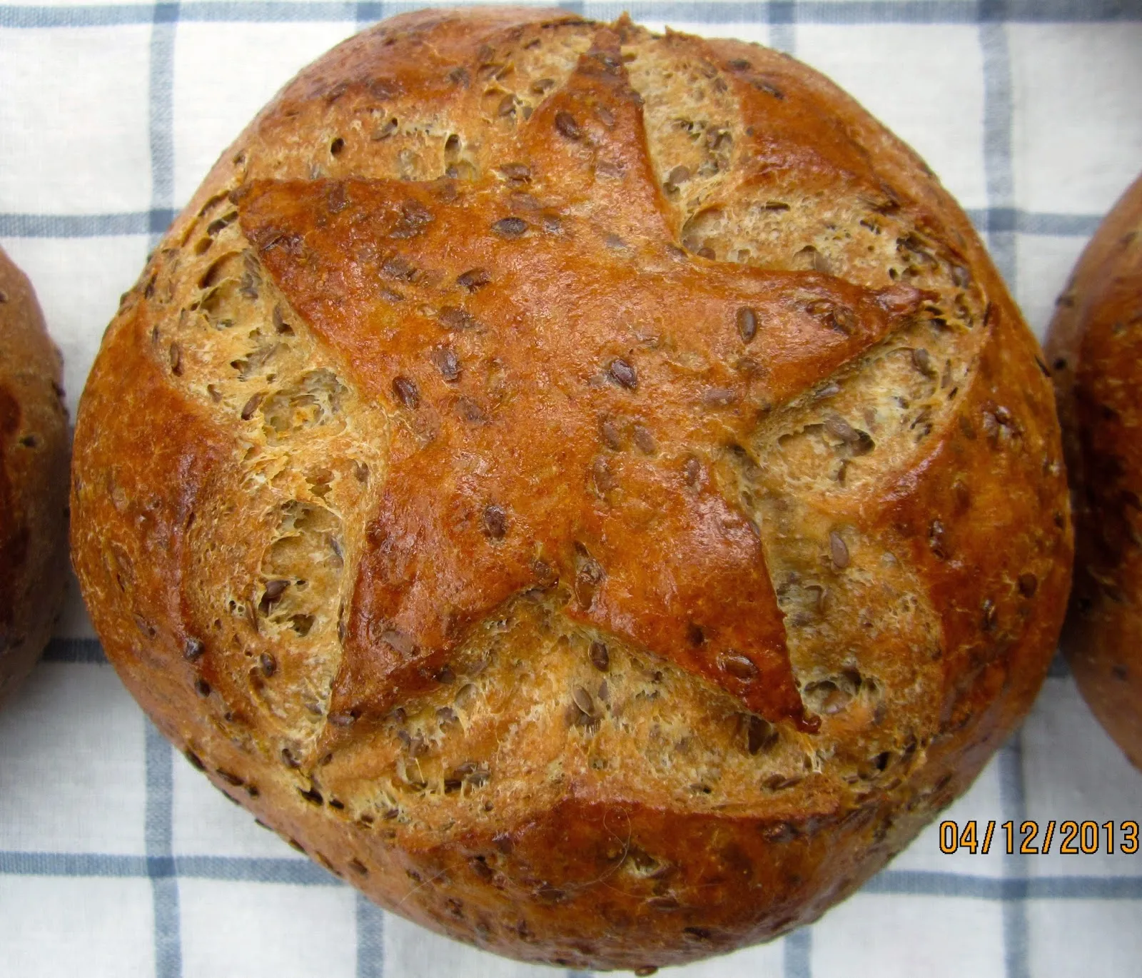 Frisch gebackenes Leinsamenbrot mit goldbrauner Kruste und Leinsamen
