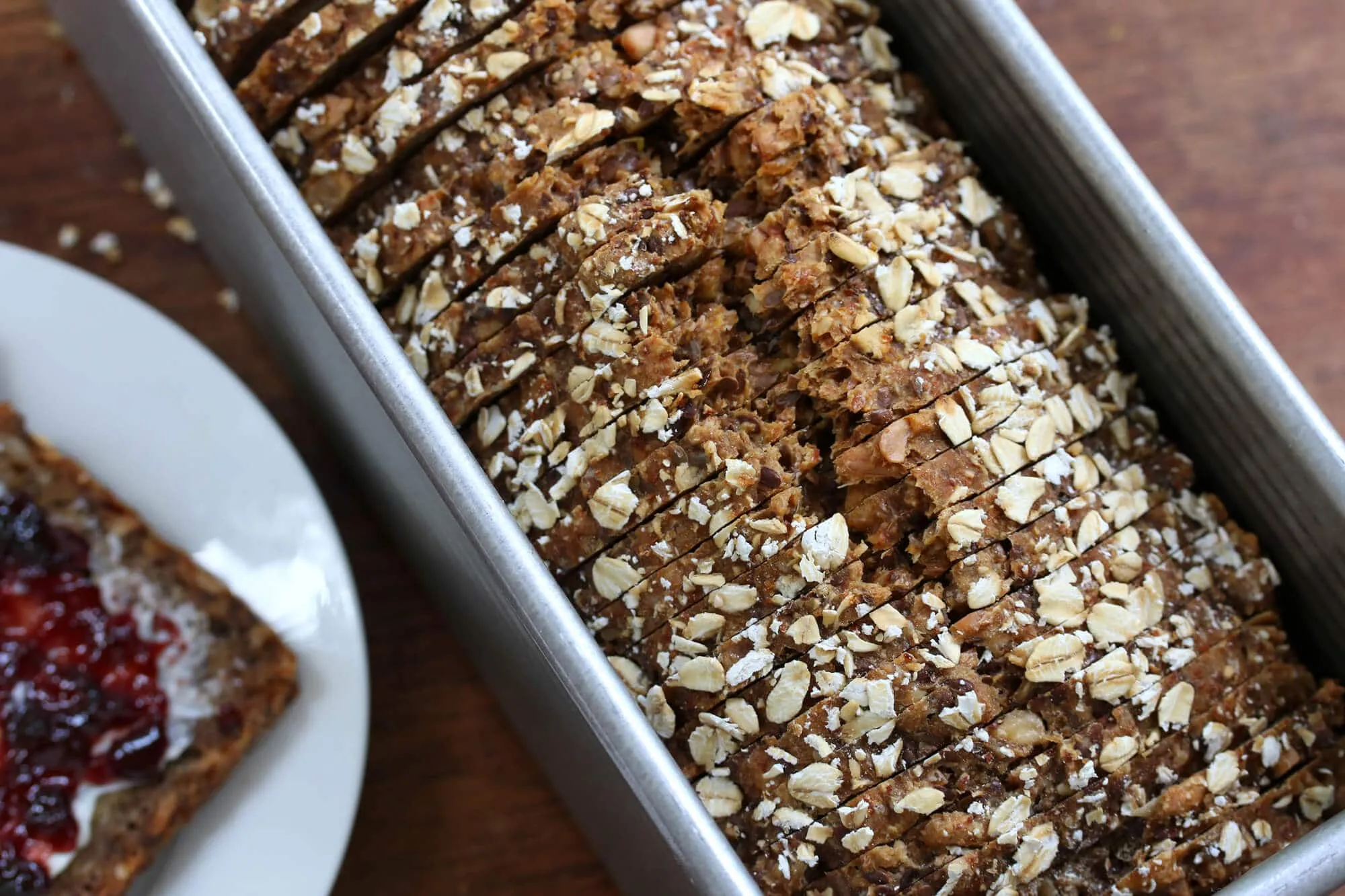 Frisch gebackenes Vollkornbrot auf einem Gitterrost, bereit zum vollständigen Abkühlen