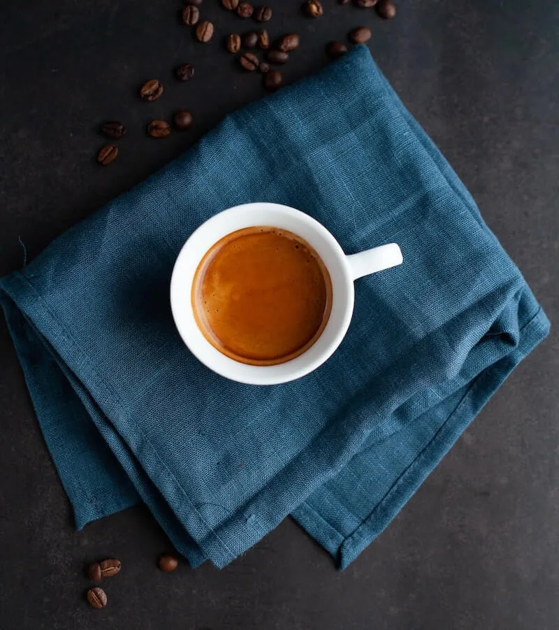 Frisch gebrühter Espresso aus einer Dualboiler Siebträgermaschine