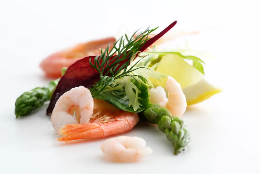 Frisch gedämpfter Fisch und Gemüse, eine gesunde Mahlzeit