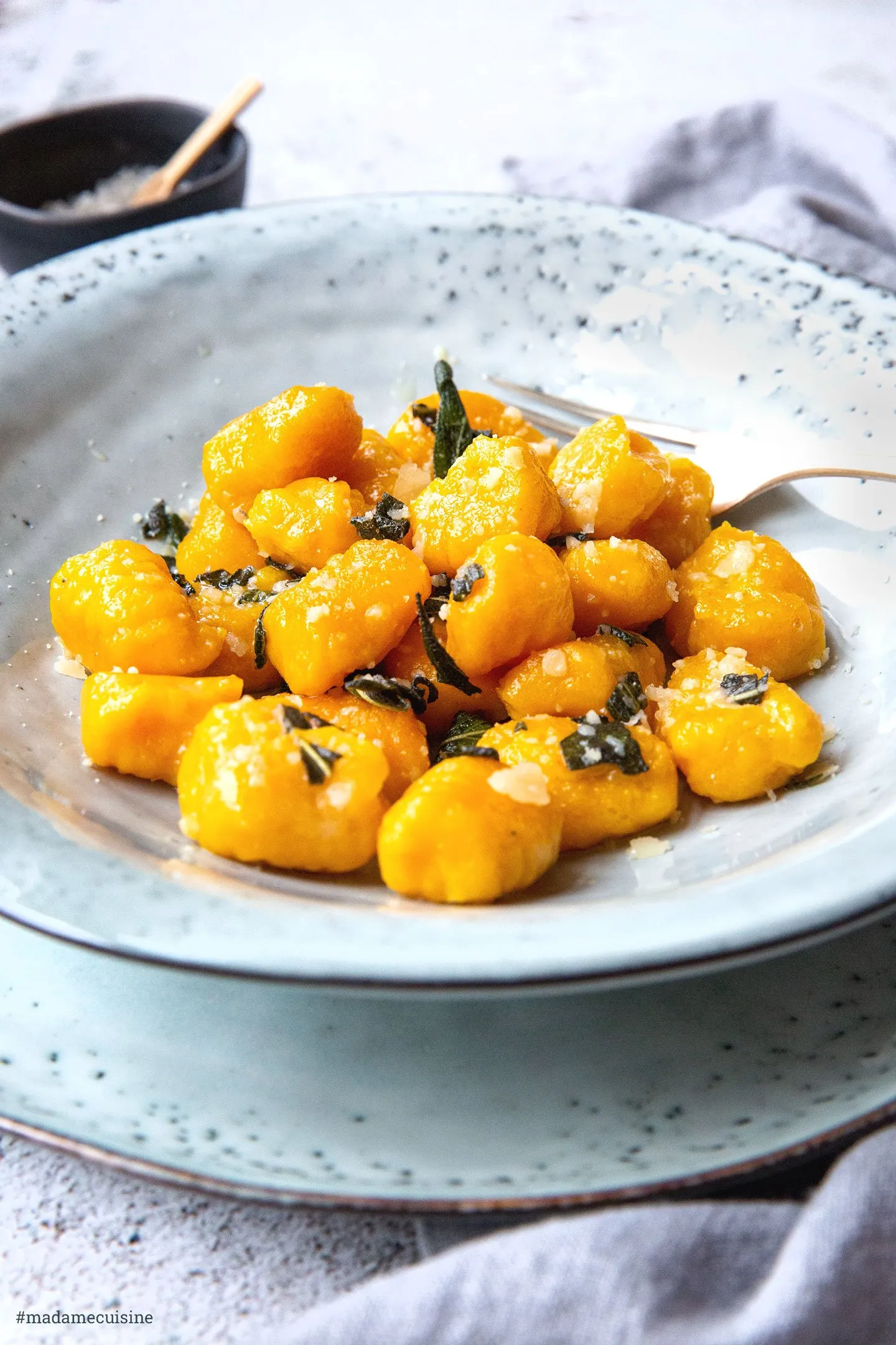 Frisch gegarte Kürbis-Gnocchi werden aus dem Wasser gehoben