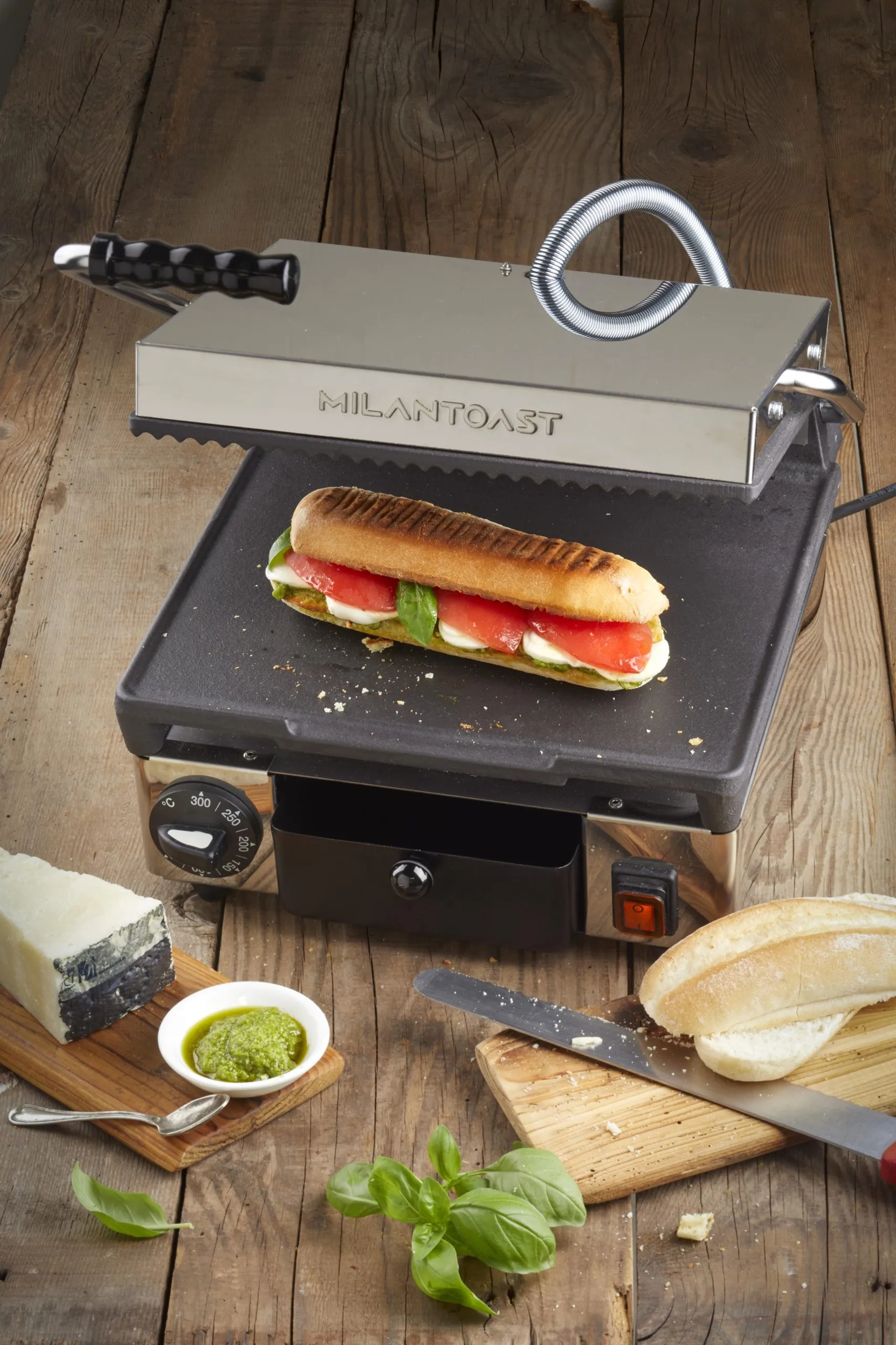 Frisch gegrilltes Ciabatta mit Tomate, Mozzarella und Basilikum