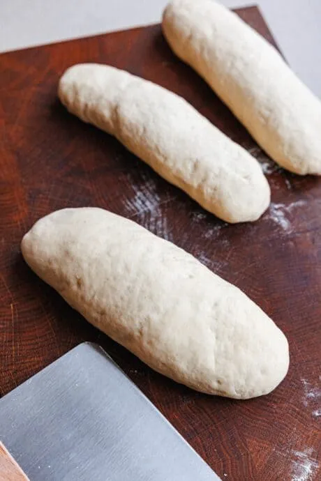 Frisch gekochte böhmische Knödel, aus dem Topf genommen und bereit zum Schneiden