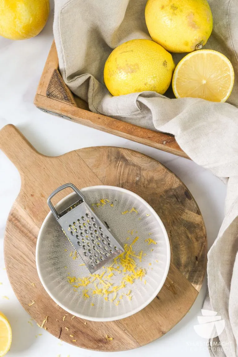 Frisch geriebene Zitronenschale über Plätzchenteig