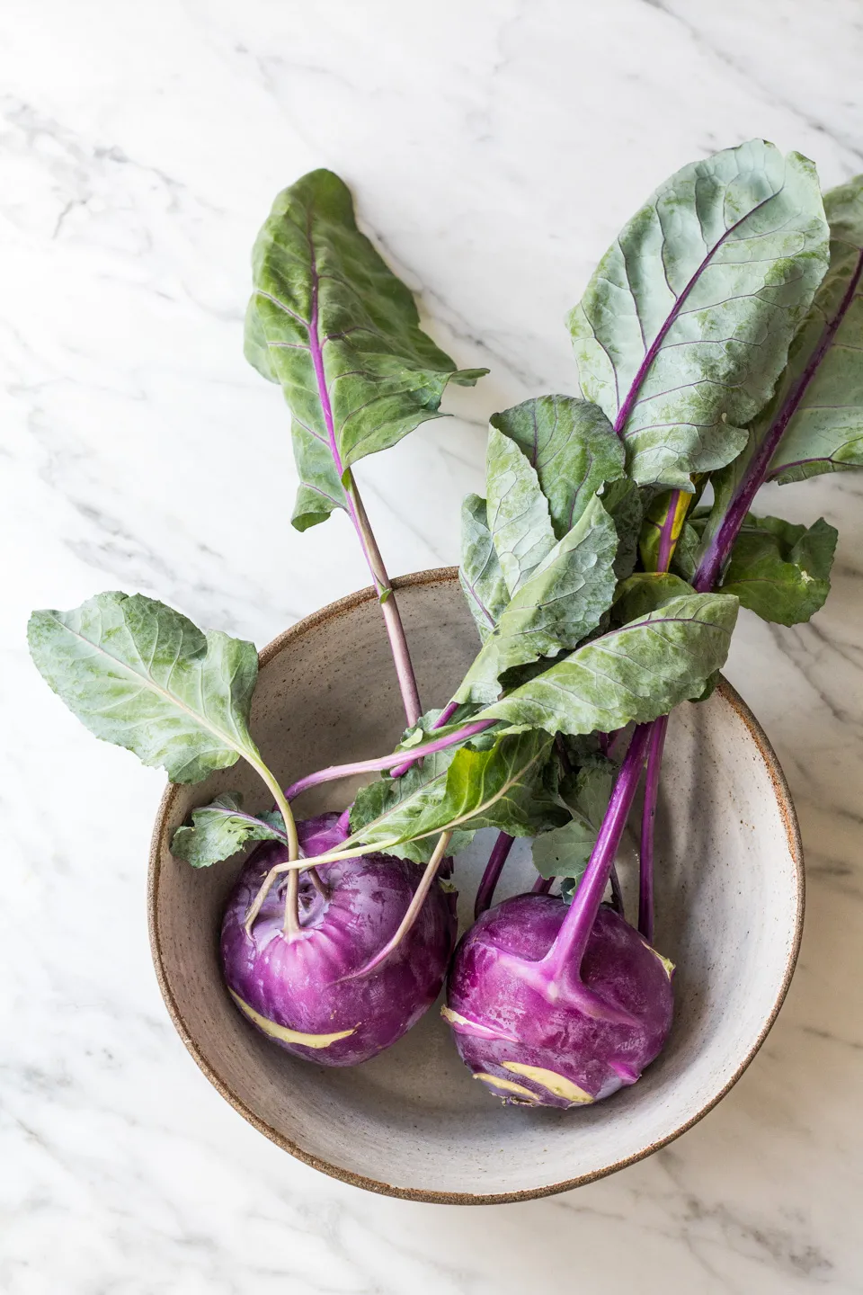 Frisch geschälter und in Streifen geschnittener Kohlrabi, bereit zur Zubereitung